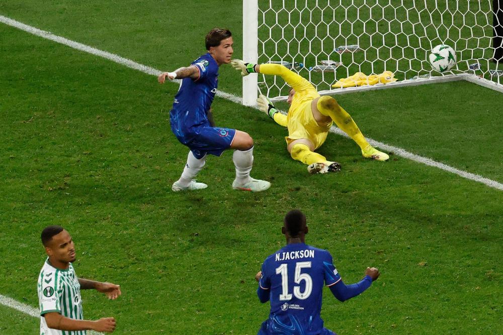 拿来吧你！柏林赫塔球员一把抢过对手教练给球员的战术小纸条