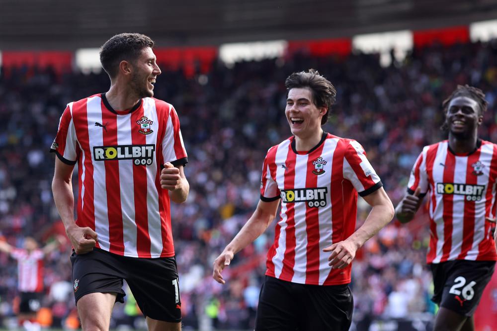 背身列队被罚，拉普拉塔大学生官方：将上诉，支持贝隆和全队